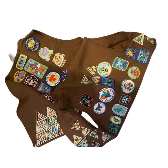 2 Girl Scouts Brownies Vest With Lots Of Patches And Pins - Picture 4 of 4